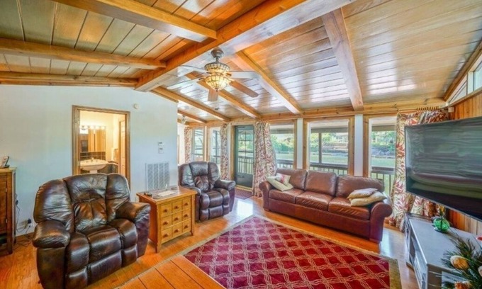 Mountain Pine Cottage | THE COZY COTTAGE LAKE HAMILTON ~ Now booking Fall 2025