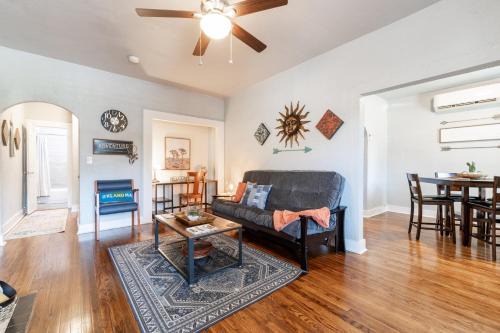 Chickasha House | The Cozy, Fiber Internet, Roku TVs, Washer & Dryer, Near DT Chickasha & Leg Lamp!