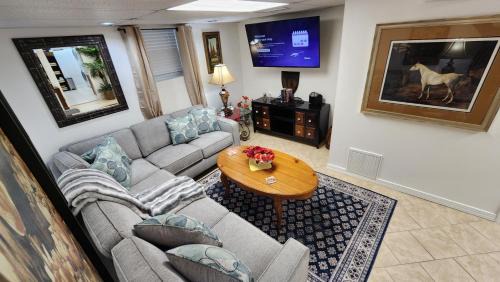 Ashley Oaks House | The Cozy Nook Basement Apartment All To Yourself