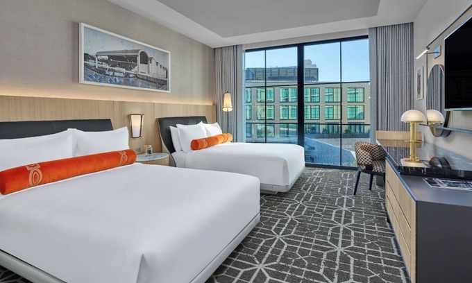 Fort Worth Cultural District Hotel | The Crescent Hotel | Deluxe Queen Queen| Near Kimbell Art Museum – 5 Mins