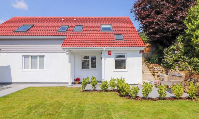 Helston House | THE CREST, family friendly, with a garden in Helston