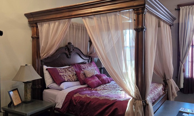 Hermann Apartment | The Da Vinci Suite is one of our four rooms.