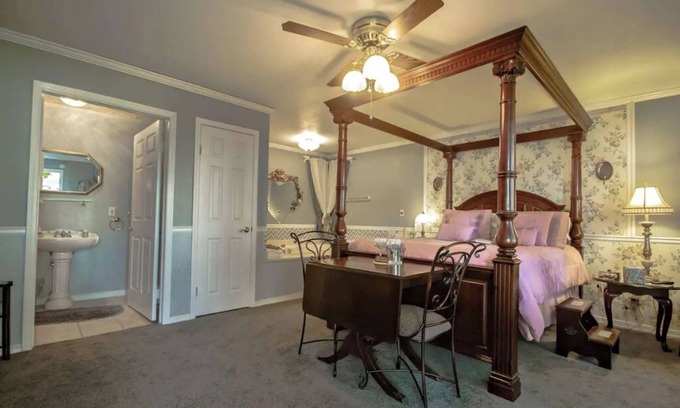 Marshfield Cabin | The Dickey House, Queen Anne Suite