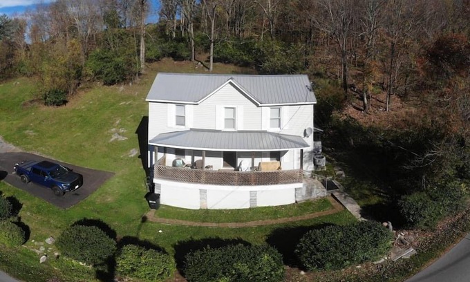 Tazewell House | The Dragon's Den 5 bedroom house 1 mile to Main St