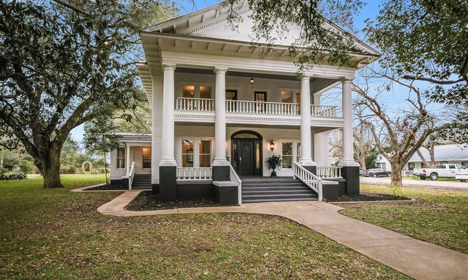 Smithville House | The Ella Norah. A Luxury Retreat. Pool and Spa. Steps to Main Street.