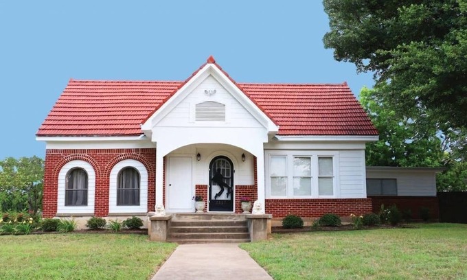 Dean Highland House | The Elvis House Summa