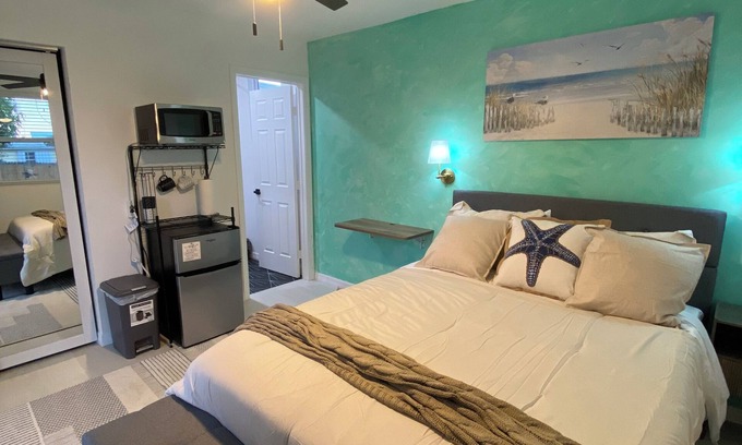 Riviera Beach Cottage | The Emerald Oasis- 1 bedroom Detached Cottage with Wifi and AC- West Palm Beach