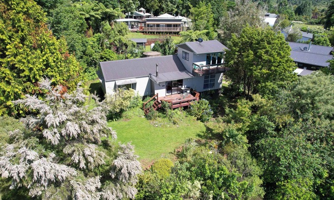 Lake Tarawera House | The Enclave | Walk to the Lake + Lake Views!