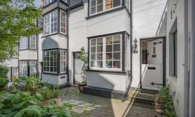 Old Town Hastings Cottage | THE FISHERMAN'S REST, family friendly, with open fire in Hastings