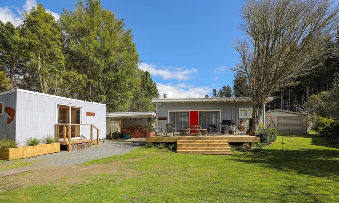 Turangi House | THE FISHING COTTAGE - T?RANGI HOLIDAY HOME, with a garden in Turangi