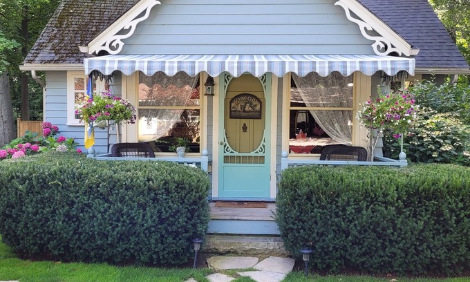 Historic Old Town Cottage | ~the FLYING CLOUD~ Romantic Cottage on the Woods near Lake Ontario!