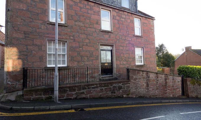 Kirriemuir House | The Gallery Flat, 4 Tannage Brae
