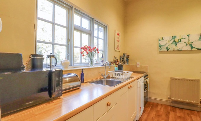 Hadleigh Apartment | THE GARDEN FLAT AT HOLBECKS HOUSE, pet friendly in Hadleigh