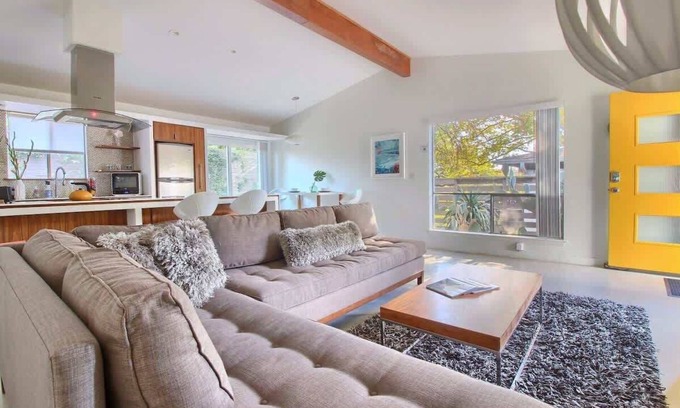 South River City House | The Goldie | Stylish SoCo Pet-Friendly Stay