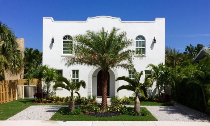 Grandview Heights House | The Grace FitzPatrick Luxury 4bd 4ba with Pool