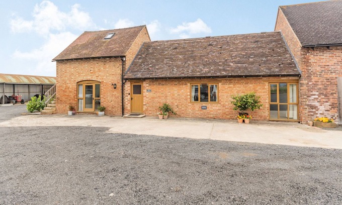 Evesham Cottage | THE GRANARY AT LANE END FARM, romantic, with a garden in Broadway