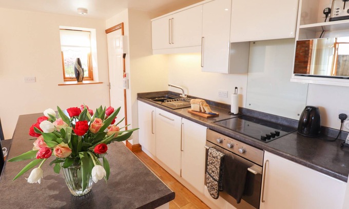 North Somercotes Cottage | THE GRANARY, pet friendly, with a garden in North Somercotes