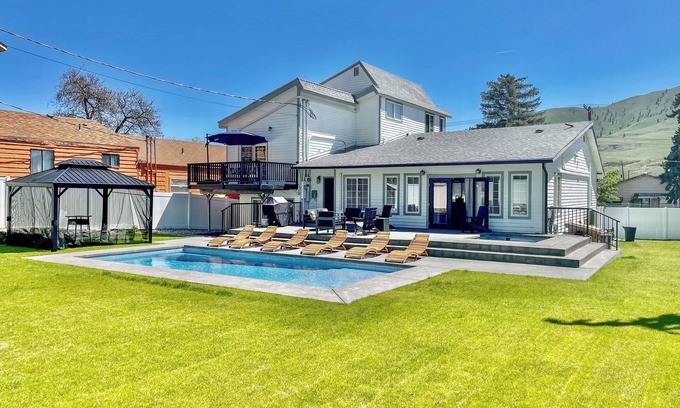 Chelan House | 'The Grand Chelan' Group Getaway: Pool & Hot Tub