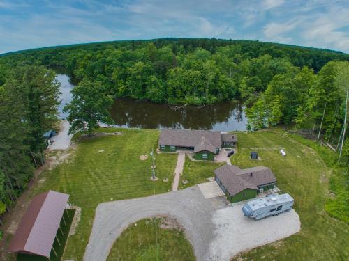 Onondaga House | The Grand Riverhouse & Bunkhouse