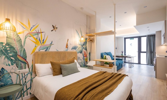 Nou Moles Apartment | The Green Apartment I by Florit Flats