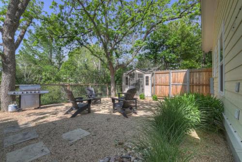 Fredericksburg House | The Grove B Stylish Cottage - Walk to Main