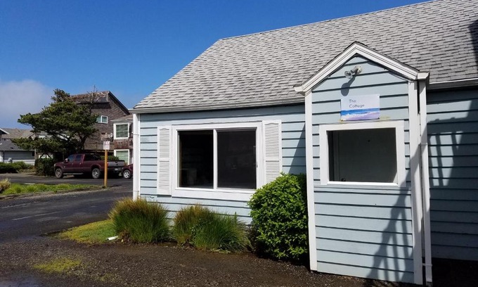 Downtown Cannon Beach Hotel | The Guesthouse Ocean View Cottages