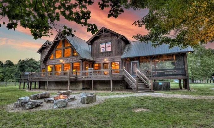 Blue Ridge Cabin | The Haven on Toccoa - River deck | Fire Pit | Hot Tub | Outdoor Fireplace