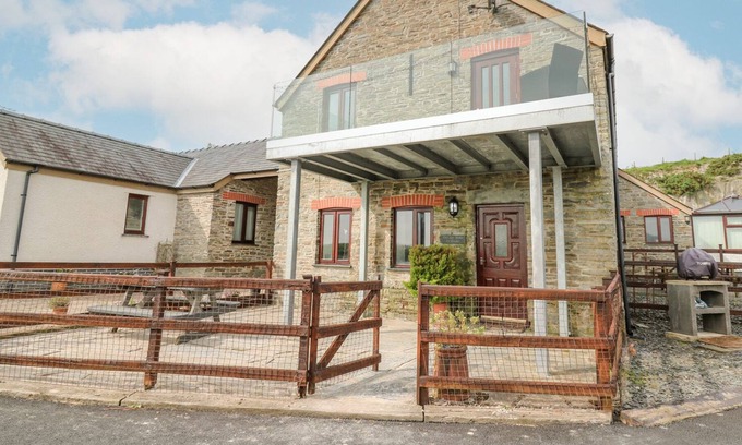 Aberystwyth Cottage | THE HAY SUITE, pet friendly, with pool in Aberystwyth