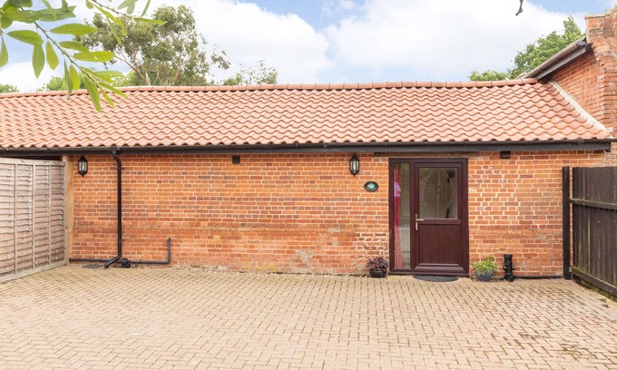 Gissing Cottage | THE HEN HOUSE, with a garden in Diss