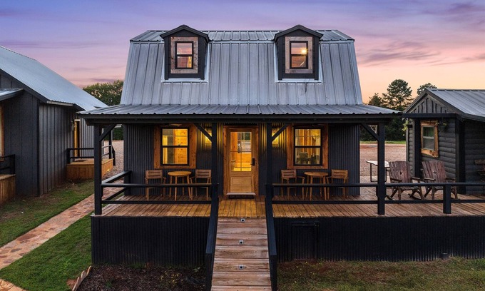 Laneville Cabin | The Hendo - Cabin #2- Intimate Family Getaway