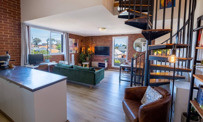 Brunswick Apartment | The Heritage Loft | City views + free parking