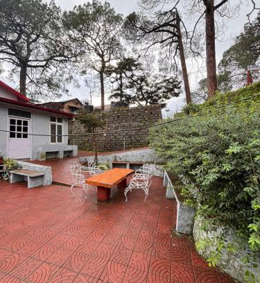Kasauli Apartment | The Heritage manor l on mall road Kasauli l Private Lawn l 2 Min walk to heritage market