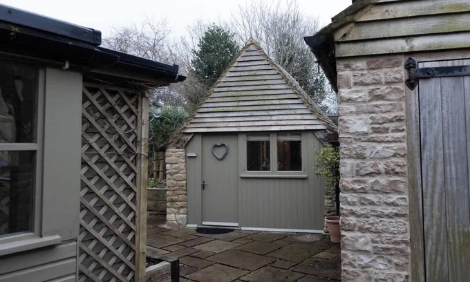 South Cerney Cabin | The Hideaway | Cosy Cotswolds Village Stay for 2
