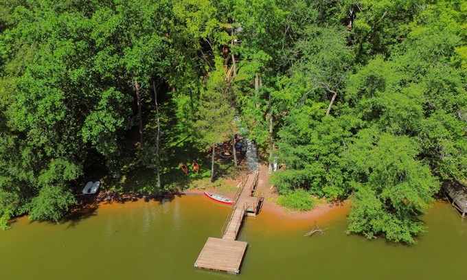 Southmont House | The High Rock Hideout is a 3-bedroom home on High Rock Lake