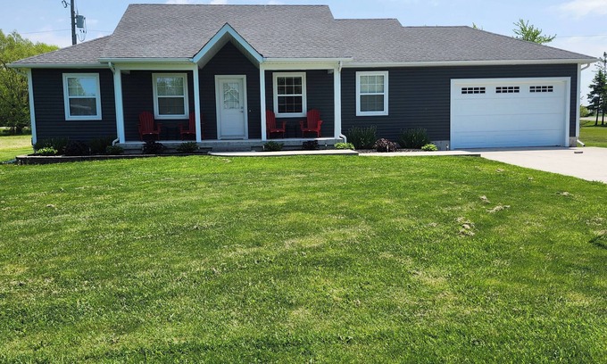 Bluewater Cottage | The Highland Cottage -5 min walk to a semi private beach