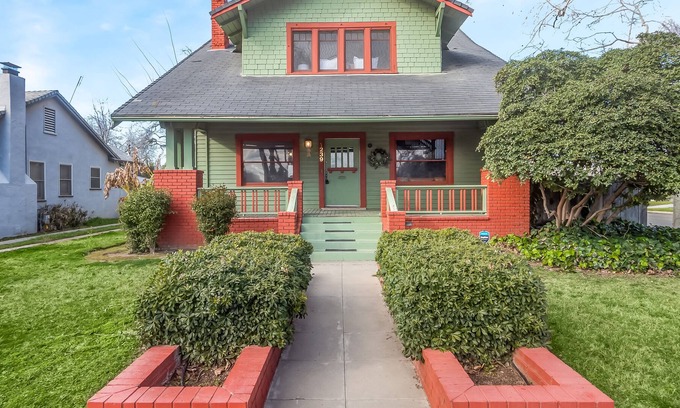 Tower District House | The Hipster Hideaway 4br Bungalow - Tower District