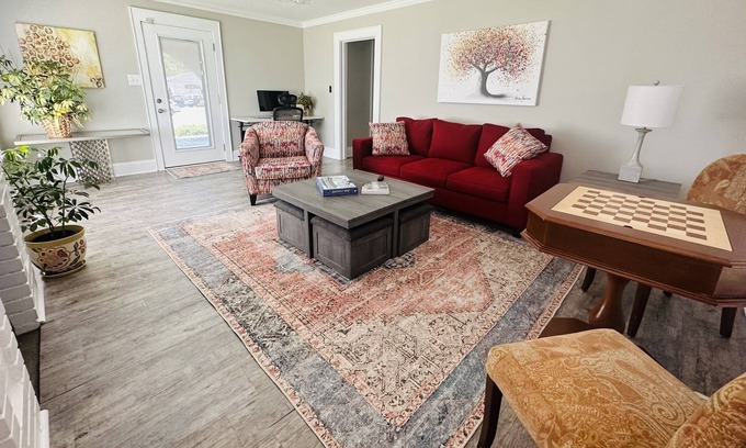 Statesville House | The Hive: Walking Distance to Downtown Statesville. Private parking - 4 cars ๐