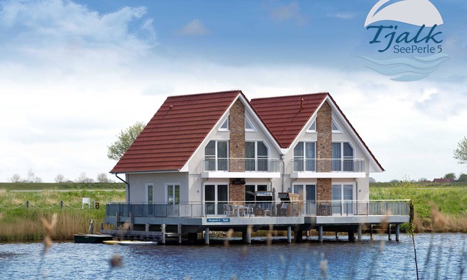 Harlesiel House | The holiday home "Seeperle Tjalk" is your own little island on the water.
