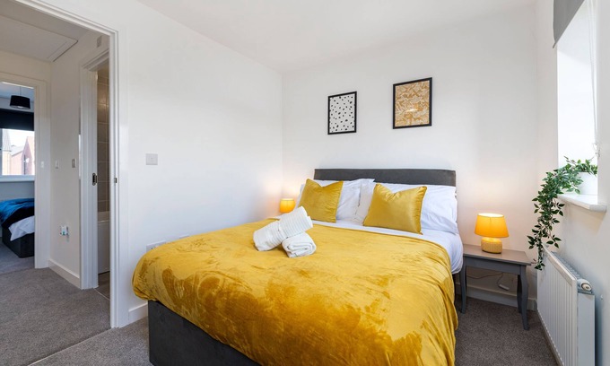 Lincoln House | The Holt - 2 DBL Bedrooms with Parking