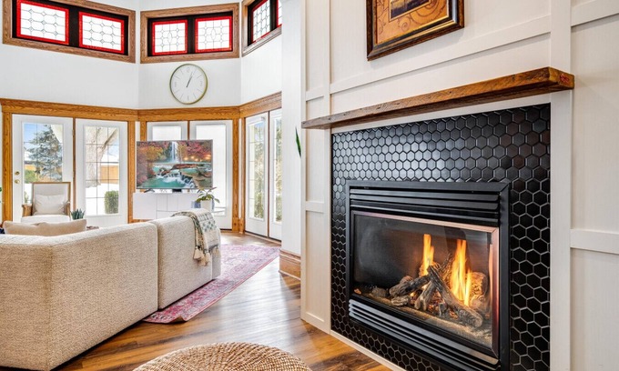 Leamington House | The HoriZen with Salt water Pool and Hot Tub