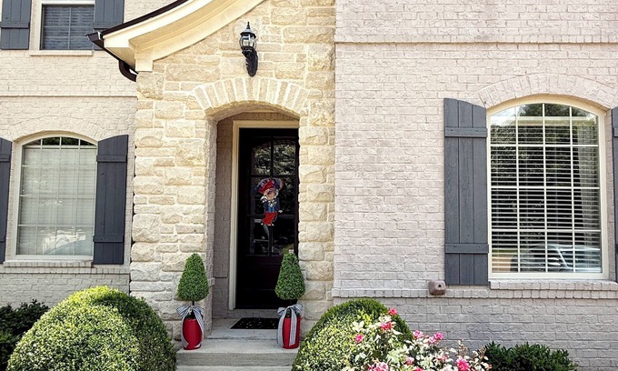 Oxford House | The Hotty Toddy Townhouse! Sleeps 8, 3 Bedrooms, 3.5 baths & 2 miles from Campus