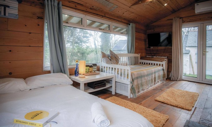 Castlemartin Apartment | The Hygge Hut - 1 Bed - Freshwest Beach Retreat