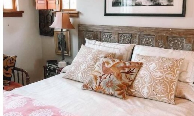 Old West Austin House | The Inn at Jennifer's Gardens