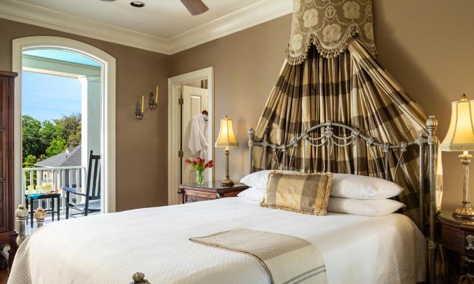 Historic Downtown Savannah Bed & Breakfast | The Inn on West Liberty