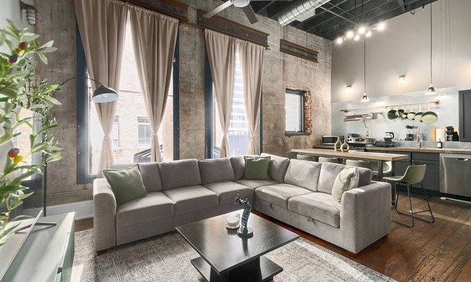 Central City Apartment | The Jazz Flat| Covered Parking| Sleeps 8| DT