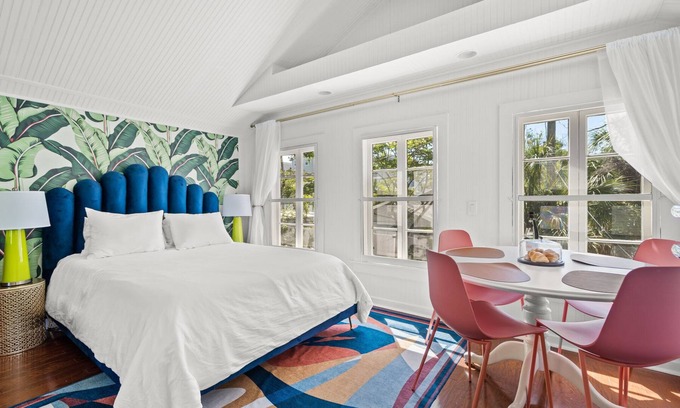 Downtown Apartment | The Julia Place Carriage House-Walk downtown from old Florida glam!