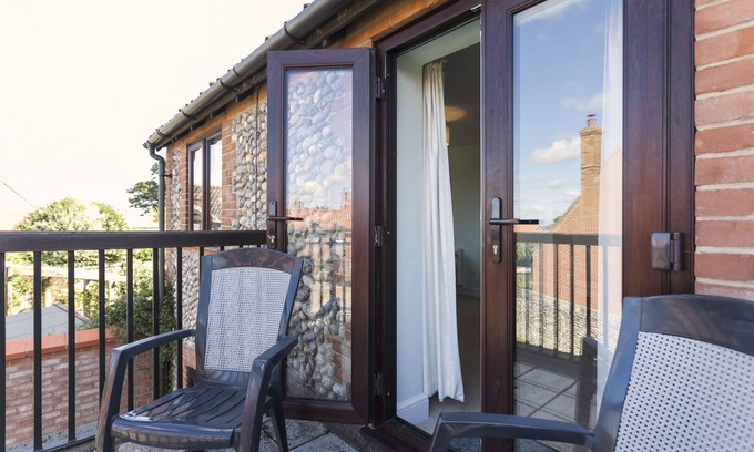 Holt House | The Kelling - a self catering cottage that sleeps 6 guests in 3 bedrooms