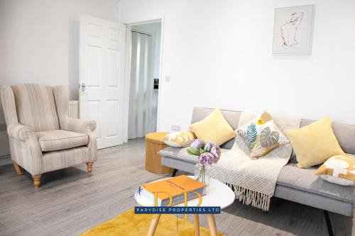 Newcastle-Under-Lyme Apartment | The Knutton House - Spacious & Elegant 3BR By Parydise Properties - Leisure & Business Stays - Sleeps 7