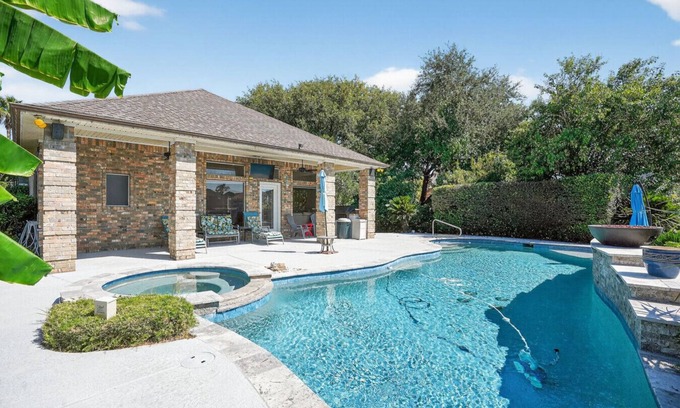 Montgomery Apartment | The Lakeview Getaway | Sleeps 14