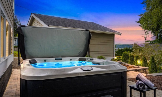 Manchester House | The Landing - Waterviews, Beach Access, & Hot Tub